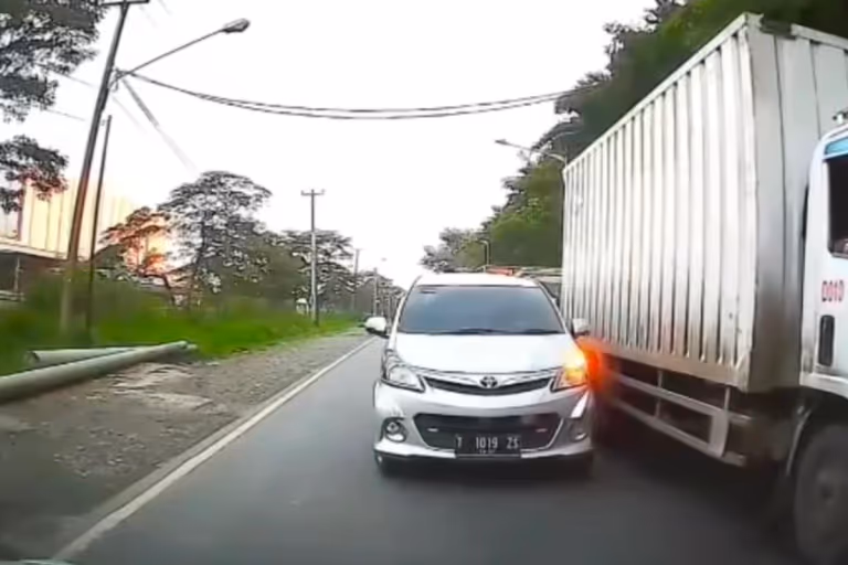 Kecelakaan Maut di Ungaran: Gagal Menyalip Truk dari Sisi Kiri, Pelajar asal Boyolali Tewas Terlindas